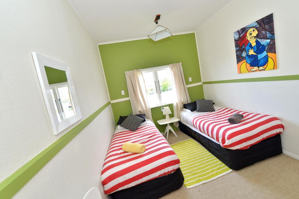 Ducks & Drakes Boutique Motel & Backpackers Ню Плимут Екстериор снимка