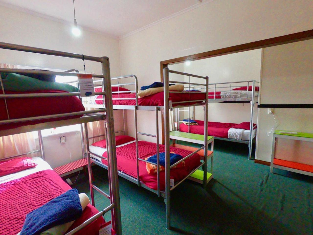 Ducks & Drakes Boutique Motel & Backpackers Ню Плимут Екстериор снимка