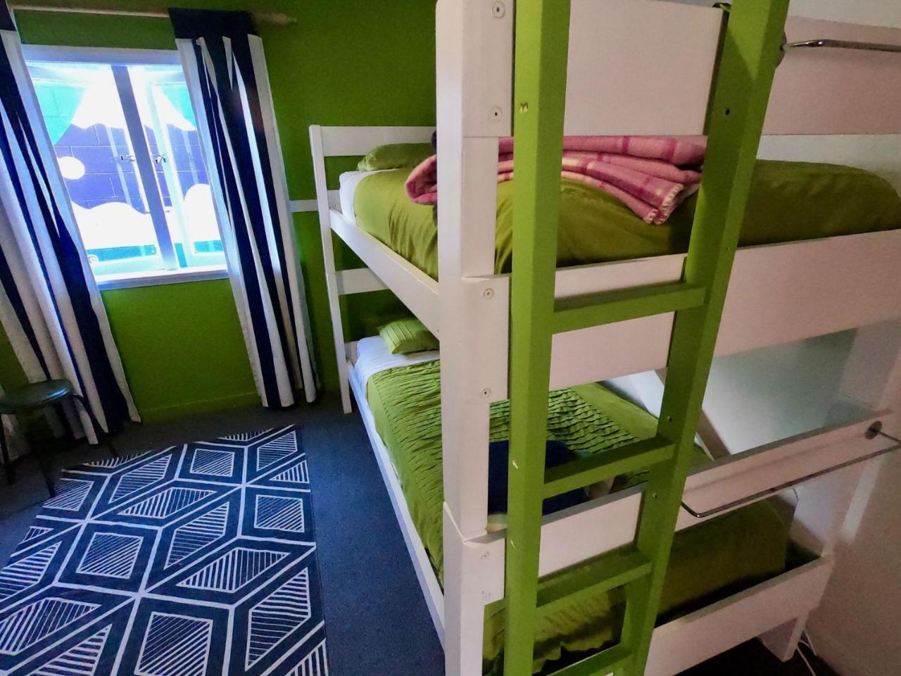 Ducks & Drakes Boutique Motel & Backpackers Ню Плимут Екстериор снимка